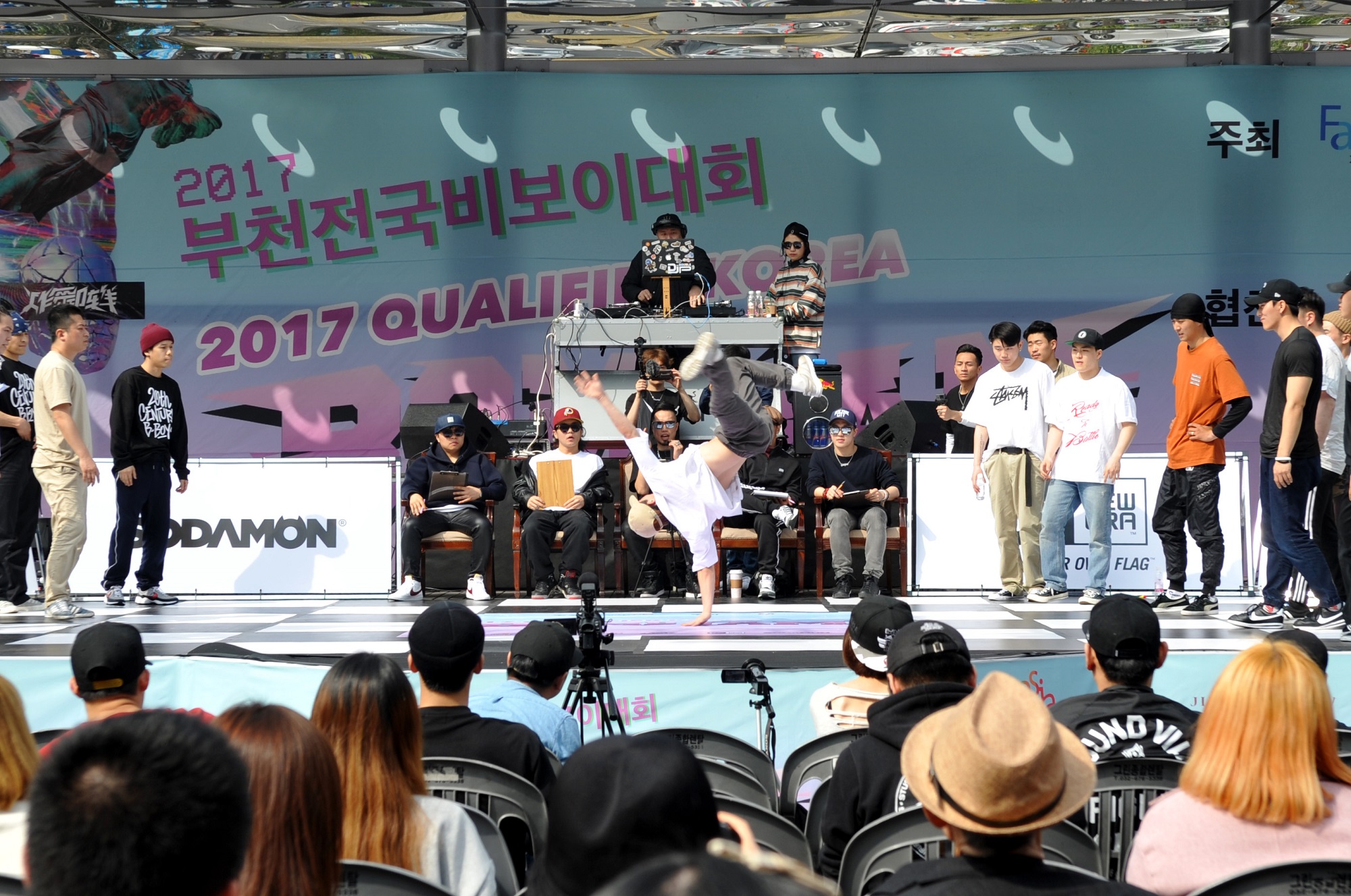 지난해 4월 부천마루광장에서 열린 ‘제4회 부천전국비보이대회’의 한 장면. 부천시 제공<br>