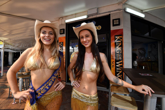 골드코스트의 명물이기도 한 금빛 비키니를 입은 미녀 주차요원들(meter maids)이 지난 7일(현지시간) 호주 골드코스트의 서퍼스 파라다이스 거리를 활보하고 있다.  AFP 연합뉴스