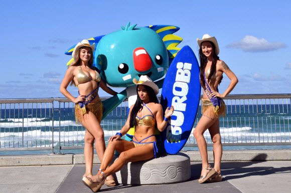 골드코스트의 명물이기도 한 금빛 비키니를 입은 미녀 주차요원들(meter maids)이 지난 7일(현지시간) 호주 골드코스트의 서퍼스 파라다이스 거리를 활보하고 있다.  AFP 연합뉴스