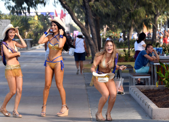 골드코스트의 명물이기도 한 금빛 비키니를 입은 미녀 주차요원들(meter maids)이 지난 7일(현지시간) 호주 골드코스트의 서퍼스 파라다이스 거리를 활보하고 있다.  AFP 연합뉴스