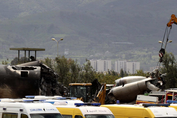 두동강난 추락 수송기