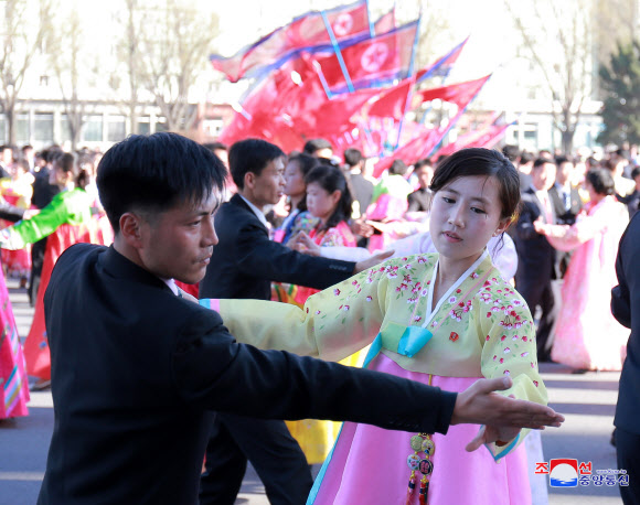 북한 김정은 국무위원장의 당·국가 최고직 추대 6주년을 맞아 각지에서 무도회가 열렸다고 11일 조선중앙통신이 보도했다.  연합뉴스