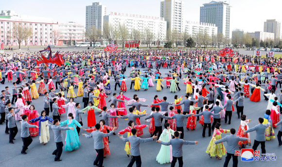 북한 김정은 국무위원장의 당·국가 최고직 추대 6주년을 맞아 각지에서 무도회가 열렸다고 11일 조선중앙통신이 보도했다.  연합뉴스