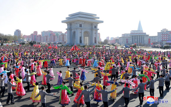 북한 김정은 국무위원장의 당·국가 최고직 추대 6주년을 맞아 각지에서 무도회가 열렸다고 11일 조선중앙통신이 보도했다.  연합뉴스