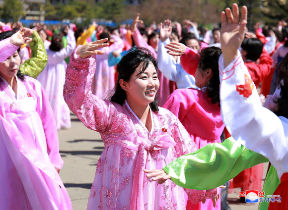 북한 김정은 국무위원장의 당·국가 최고직 추대 6주년을 맞아 각지에서 무도회가 열렸다고 11일 조선중앙통신이 보도했다.  연합뉴스