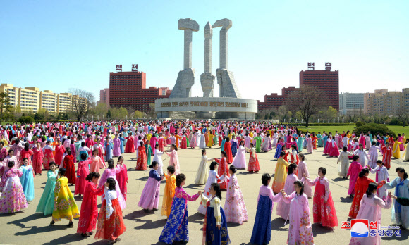 북한 김정은 국무위원장의 당·국가 최고직 추대 6주년을 맞아 각지에서 무도회가 열렸다고 11일 조선중앙통신이 보도했다.  연합뉴스
