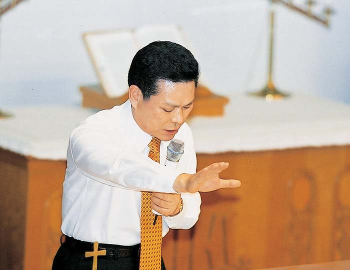 만민중앙교회 이재록 목사  부흥성회에서 환자기도를 하는 이재록 만민중앙교회 목사<br>GCN방송 홈페이지