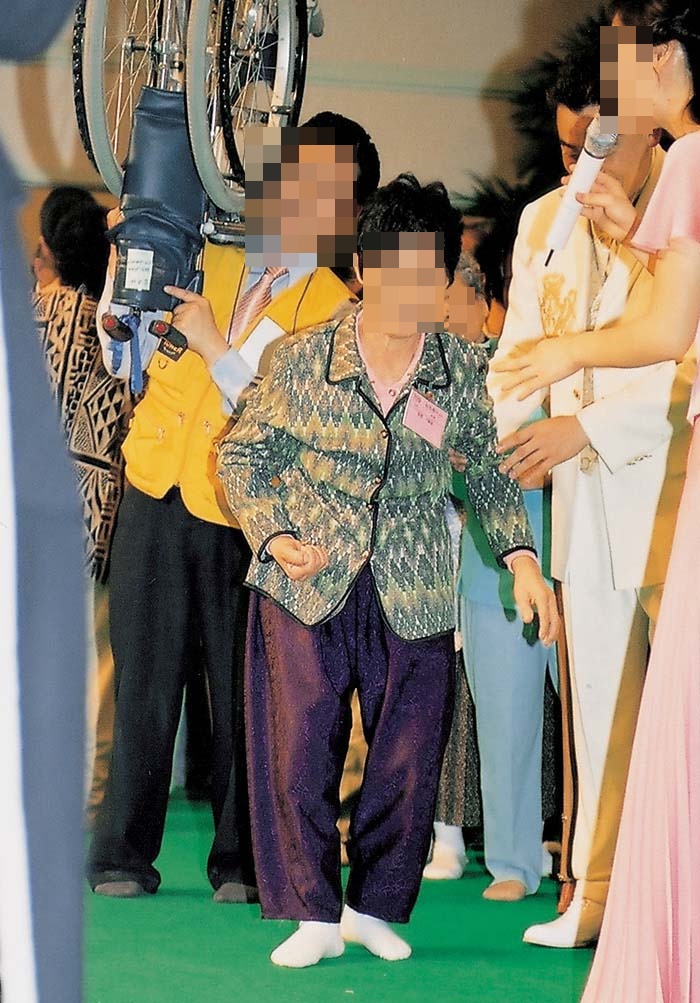 이재록 목사의 기도로 휠체어에서 일어나 걷게 된 사람으로 소개된 여성 <br>GCN방송 홈페이지
