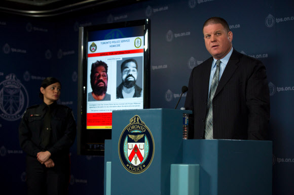 캐나다 토론토 경찰은 11일(현지시간) 기자 회견을 열고 연쇄 살인범으로 기소한 브루스 맥아더의 1급 살인 혐의가 7건으로 늘었다고 밝혔다. AP 연합뉴스
