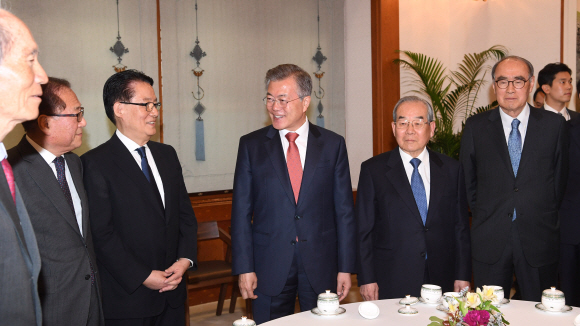 문재인 대통령이 12일 오후 청와대에서 남북정상회담 원로자문단과 오찬에 앞서 환담을 하고 있다. 2018. 04. 12 안주영 기자 jya@seoul.co.kr