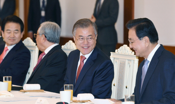 문재인 대통령이 12일 오후 청와대에서 남북정상회담 원로자문단과 오찬에서 홍석현  자문위원과 얘기를 나누고 있다. 2018. 04. 12 안주영 기자 jya@seoul.co.kr
