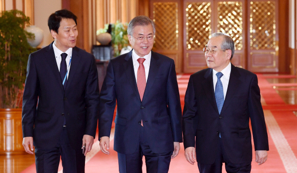 문재인 대통령이 12일 오후 청와대에서 남북정상회담 원로자문단과 오찬을 함께하기 위해 임동원 단장과 함께 입장하고 있다. 왼쪽은 임종석 비서실. 2018. 04. 12 안주영 기자 jya@seoul.co.kr