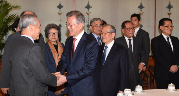 문재인 대통령이 12일 오후 청와대에서 남북정상회담 원로자문단과 오찬에 앞서 인사하고 있다. 2018. 04. 12 안주영 기자 jya@seoul.co.kr