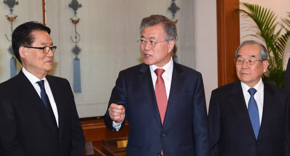 문재인 대통령이 12일 오후 청와대에서 남북정상회담 원로자문단과 오찬에 앞서 환담을 하고 있다. 2018. 04. 12 안주영 기자 jya@seoul.co.kr