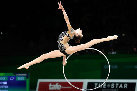 키프로스의 Viktoria Skittidi가 12일(현지시간) 오스트레일리아 퀸즐랜드주 골드코스트에서 열린 ‘the 2018 Gold Coast Commonwealth Games’에서 리듬체조 개인종합 후프 경기 중 멋진 연기를 펼치고 있다. AFP 연합뉴스