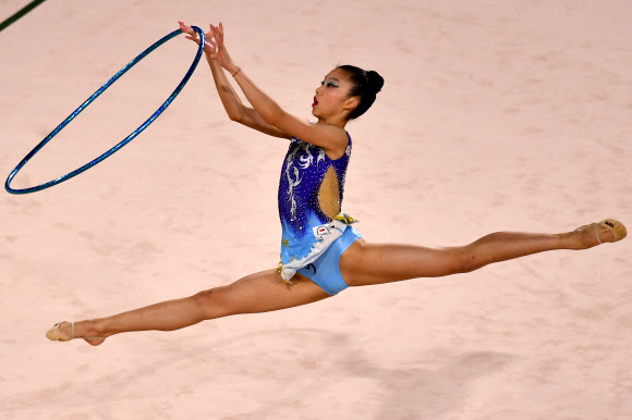싱가포르의 Aiko Tan이 12일(현지시간) 오스트레일리아 퀸즐랜드주 골드코스트에서 열린 ‘the 2018 Gold Coast Commonwealth Games’에서 리듬체조 개인종합 후프 경기 중 멋진 연기를 펼치고 있다. AFP 연합뉴스
