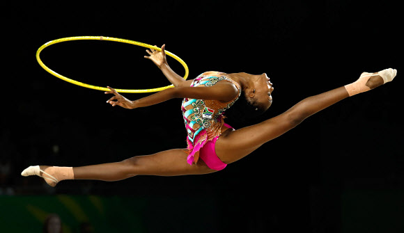 남아프리카 공화국의 Grace Legote가 12일(현지시간) 오스트레일리아 퀸즐랜드주 골드코스트에서 열린 ‘the 2018 Gold Coast Commonwealth Games’에서 리듬체조 개인종합 후프 경기 중 멋진 연기를 펼치고 있다. AFP 연합뉴스