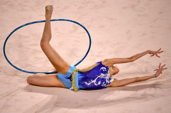 싱가포르의 Aiko Tan이 12일(현지시간) 오스트레일리아 퀸즐랜드주 골드코스트에서 열린 ‘the 2018 Gold Coast Commonwealth Games’에서 리듬체조 개인종합 후프 경기 중 멋진 연기를 펼치고 있다. AFP 연합뉴스