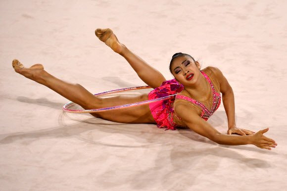 캐나다의 Katherine Uchida가 12일(현지시간) 오스트레일리아 퀸즐랜드주 골드코스트에서 열린 ‘the 2018 Gold Coast Commonwealth Games’에서 리듬체조 개인종합 후프 경기 중 멋진 연기를 펼치고 있다. AFP 연합뉴스