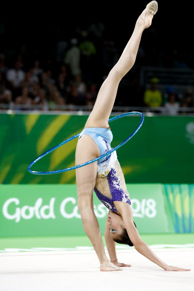 싱가포르의 Aiko Tan이 12일(현지시간) 오스트레일리아 퀸즐랜드주 골드코스트에서 열린 ‘the 2018 Gold Coast Commonwealth Games’에서 리듬체조 개인종합 후프 경기 중 멋진 연기를 펼치고 있다. AFP 연합뉴스