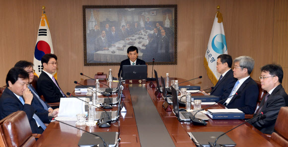 이주열 한국은행총재가 12일 오전 서울 중구 한국은행 회의실에 열린 금통위에서 인사말을 하고 있다. 연합뉴스