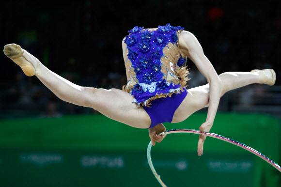 영국의 Hannah Martin이 12일(현지시간) 오스트레일리아 퀸즐랜드주 골드코스트에서 열린 ‘the 2018 Gold Coast Commonwealth Games’에서 리듬체조 개인종합 후프 경기 중 멋진 연기를 펼치고 있다. AFP 연합뉴스