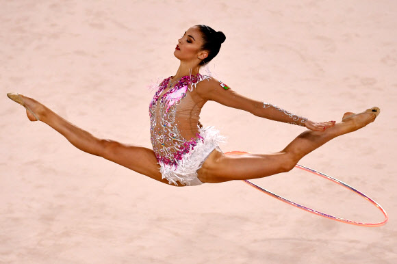 웨일스의 Laura Halford가 12일(현지시간) 오스트레일리아 퀸즐랜드주 골드코스트에서 열린 ‘the 2018 Gold Coast Commonwealth Games’에서 리듬체조 개인종합 후프 경기 중 멋진 연기를 펼치고 있다. AFP 연합뉴스