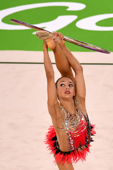 오스트레일리아의 Alexandra Kiroi-Bogatyreva가 12일(현지시간) 오스트레일리아 퀸즐랜드주 골드코스트에서 열린 ‘the 2018 Gold Coast Commonwealth Games’에서 리듬체조 개인종합 후프 경기 중 멋진 연기를 펼치고 있다. AFP 연합뉴스