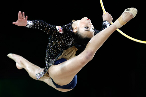 말레이시아의 Kwan Dict Weng이 12일(현지시간) 오스트레일리아 퀸즐랜드주 골드코스트에서 열린 ‘the 2018 Gold Coast Commonwealth Games’에서 리듬체조 개인종합 후프 경기 중 멋진 연기를 펼치고 있다. AFP 연합뉴스