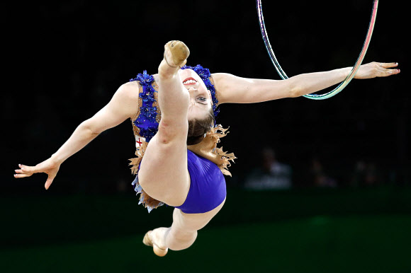 영국의 Hannah Martin이 12일(현지시간) 오스트레일리아 퀸즐랜드주 골드코스트에서 열린 ‘the 2018 Gold Coast Commonwealth Games’에서 리듬체조 개인종합 후프 경기 중 멋진 연기를 펼치고 있다. AFP 연합뉴스