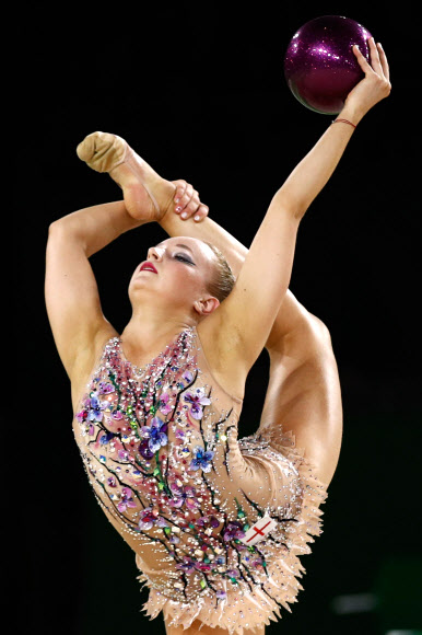 영국의 Stephani Sherlock이 12일(현지시간) 오스트레일리아 퀸즐랜드주 골드코스트에서 열린 ‘the 2018 Gold Coast Commonwealth Games’에서 리듬체조 개인종합 볼 경기 중 멋진 연기를 펼치고 있다. AFP 연합뉴스