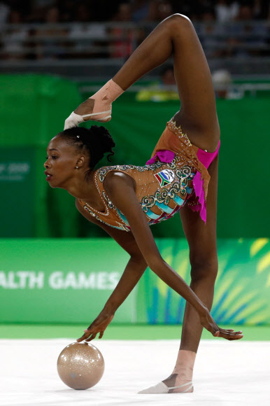 남아프리카 공화국의 Grace Legote가 12일(현지시간) 오스트레일리아 퀸즐랜드주 골드코스트에서 열린 ‘the 2018 Gold Coast Commonwealth Games’에서 리듬체조 개인종합 볼 경기 중 멋진 연기를 펼치고 있다. AFP 연합뉴스