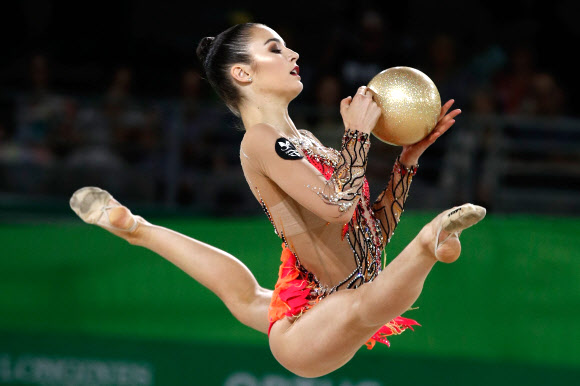 웨일스의 Laura Halford가 12일(현지시간) 오스트레일리아 퀸즐랜드주 골드코스트에서 열린 ‘the 2018 Gold Coast Commonwealth Games’에서 리듬체조 개인종합 볼 경기 중 멋진 연기를 펼치고 있다. AFP 연합뉴스