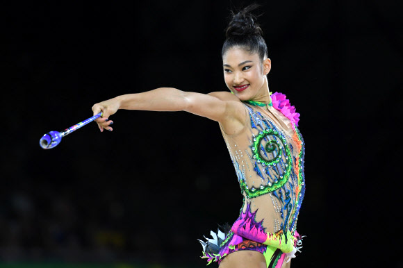 오스트레일리아의 Enid Sung이 12일(현지시간) 오스트레일리아 퀸즐랜드주 골드코스트에서 열린 ‘the 2018 Gold Coast Commonwealth Games’에서 리듬체조 개인종합 곤봉 경기 중 멋진 연기를 펼치고 있다. AFP 연합뉴스