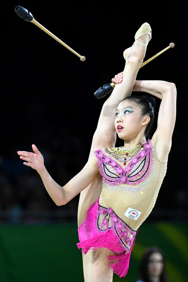 싱가포르의 Aiko Tan이 12일(현지시간) 오스트레일리아 퀸즐랜드주 골드코스트에서 열린 ‘the 2018 Gold Coast Commonwealth Games’에서 리듬체조 개인종합 곤봉 경기 중 멋진 연기를 펼치고 있다. AFP 연합뉴스