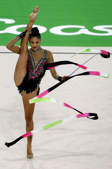 오스트레일리아의 Enid Sung이 12일(현지시간) 오스트레일리아 퀸즐랜드주 골드코스트에서 열린 ‘the 2018 Gold Coast Commonwealth Games’에서 리듬체조 개인종합 리본 경기 중 멋진 연기를 펼치고 있다. AFP 연합뉴스