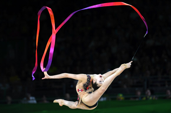캐나다의 Sophie Crane이 12일(현지시간) 오스트레일리아 퀸즐랜드주 골드코스트에서 열린 ‘the 2018 Gold Coast Commonwealth Games’에서 리듬체조 개인종합 리본 경기 중 멋진 연기를 펼치고 있다. AFP 연합뉴스
