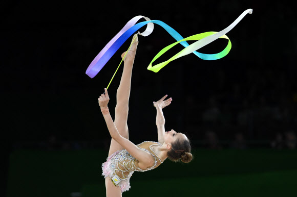 키프로스의 Viktoria Skittidi가 12일(현지시간) 오스트레일리아 퀸즐랜드주 골드코스트에서 열린 ‘the 2018 Gold Coast Commonwealth Games’에서 리듬체조 개인종합 리본 경기 중 멋진 연기를 펼치고 있다. AFP 연합뉴스