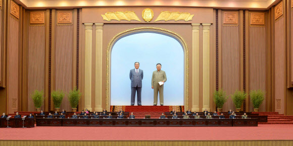 노동신문은 12일 평양에서 최고인민회의 제13기 제6차 회의가 11일 열렸다고 보도했다. 만수대의사당 주석단에 김정은 북한 국무위원장의 자리가 비어 있는 모습.  평양 연합뉴스