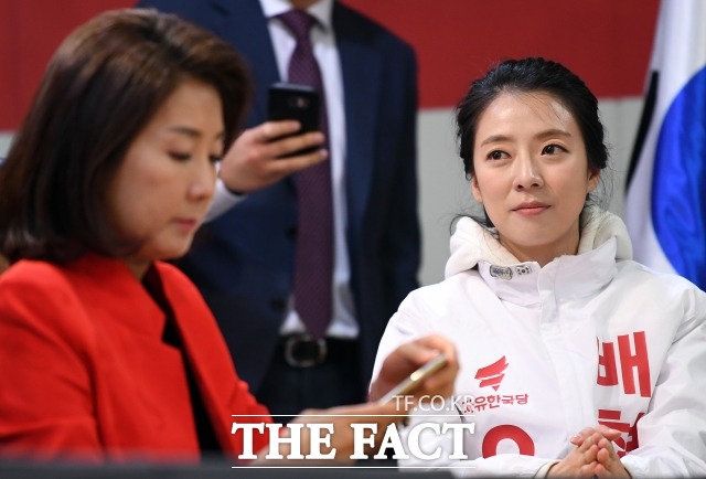 나경원 자유한국당 의원과 배현진 자유한국당 송파을 국회의원 재보궐선거 예비후보(오른쪽)의 묘한 분위기의 투 샷이 온라인을 뜨겁게 달구고 있다. 더팩트 제공