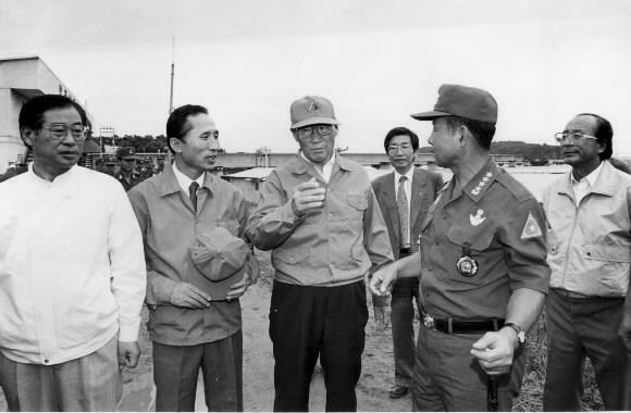 1990년 한강 수해 복구. 정주영 현대그룹회장.이명박 현대건설 사장,이진삼 육군참모총장  