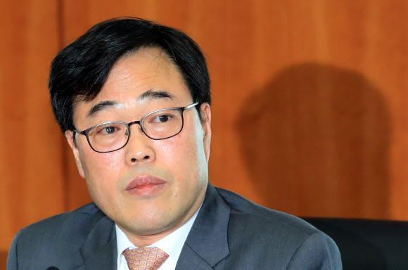 김기식 금감원장이 13일 오전 서울 여의도 금융투자협의회 대회의실에서 열린 자산운용사업 신뢰구축 자산운용사 CEO 간담회에서 발언을 하고 있다.  연합뉴스