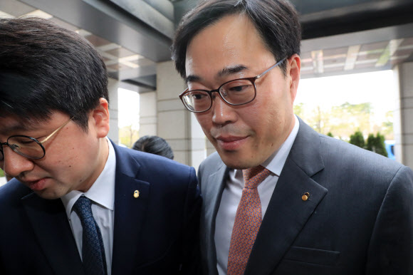 김기식 금융감독원장이 13일 오전 서울 여의도 금감원으로 출근하고 있다.  연합뉴스