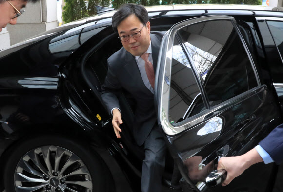 김기식 금융감독원장이 13일 오전 서울 여의도 금감원으로 출근하고 있다.  연합뉴스