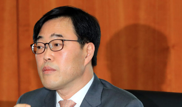 김기식 금감원장이 13일 오전 서울 여의도 금융투자협의회 대회의실에서 열린 자산운용사업 신뢰구축 자산운용사 CEO 간담회에서 발언을 하고 있다.  연합뉴스