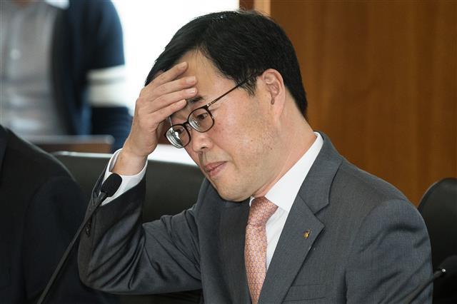 국회의원 시절 ’외유성 출장’ 논란으로 사퇴압박을 받고 있는 김기식 금융감독원장이 13일 서울 여의도 금융투자협회에서 열린 자산운용사 대표이사 간담회에 참석해 머리카락을 넘기고 있다.  한편 12일 청와대는 김 원장을 둘러싼 여러 의혹 등과 관련해 중앙선거관리위원회에 질의 사항을 보냈다. 검찰은 김 원장 고발 사건을 서울남부지검에 배당해 본격적인 수사에 착수했다. 뉴스1