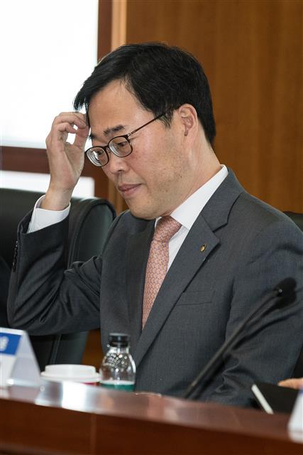 국회의원 시절 ’외유성 출장’ 논란으로 사퇴압박을 받고 있는 김기식 금융감독원장이 13일 서울 여의도 금융투자협회에서 열린 자산운용사 대표이사 간담회에 참석해 머리카락을 넘기고 있다.  한편 12일 청와대는 김 원장을 둘러싼 여러 의혹 등과 관련해 중앙선거관리위원회에 질의 사항을 보냈다. 검찰은 김 원장 고발 사건을 서울남부지검에 배당해 본격적인 수사에 착수했다.  뉴스1