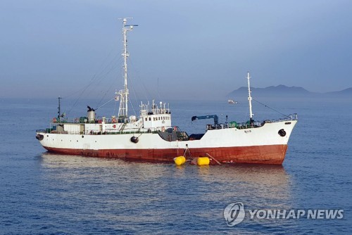 신안 해상서 어선과 충돌한 탄자니아선적 화물선 [목포해양경찰서 제공=연합뉴스] 연합뉴스