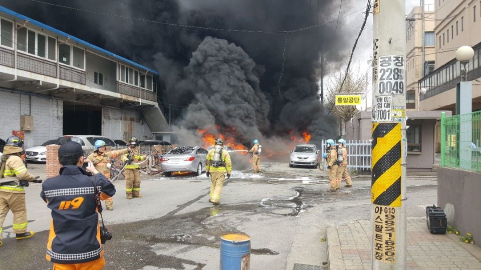 인천 서구 가좌동의 한 화학공장에서 큰불이 발생해 소방당국이 진화작업을 벌이고 있다.