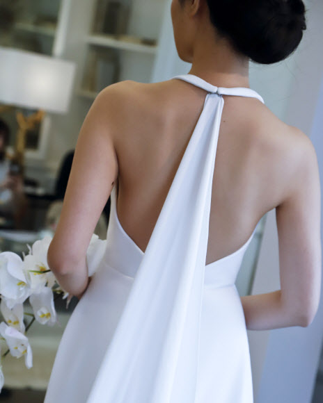 12일(현지시간) 미국 뉴욕에서 열린 ‘브라이들 패션 위크(Bridal Fashion Week)’에서 모델이 디자이너 로모나 케베자(Romona Keveza)의 웨딩드레스 컬렉션을 선보이고 있다. AP 연합뉴스